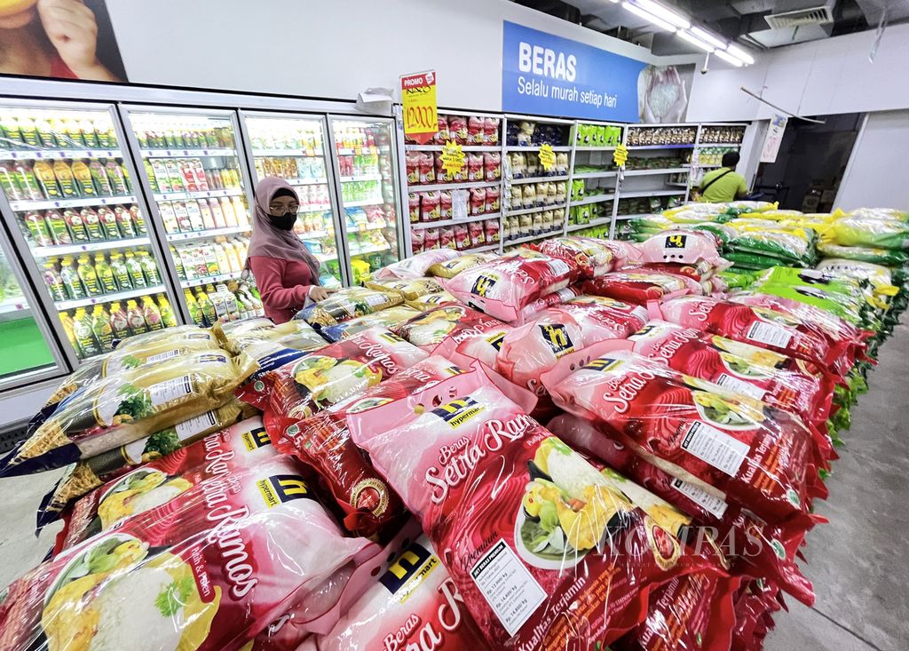 Pengunjung membeli beras kualitas premium di sebuah supermarket ritel di kawasan Kreo, Kota Tangerang, Banten, Minggu (18/2/2024). 