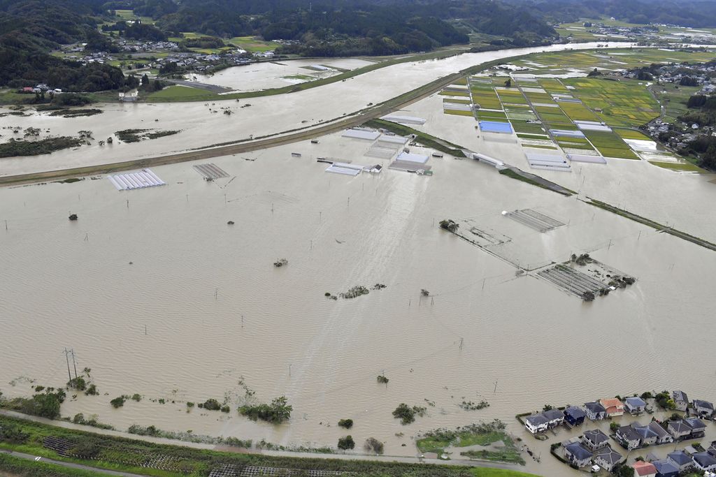 Kawasan kota Kunitomi, Prefektur Miyazaki di Jepang selatan, terendam banjir yang dibawa topan Nanmadol, Senin (19/9/2022). Topan besar yang tak kunjung mereda ini mengancam pelaksanaan Grand Prix MotoGP Jepang di Sirkuit Twin RIng, Motegi, akhir pekan ini.