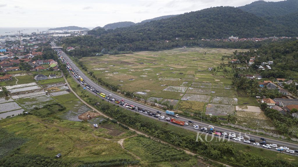 Kemacetan sekitar 2 kilometer jelang pintu keluar gerbang tol Merak di Cilegon, Banten, Kamis (28/4/2022). Arus mudik ke Pulau Sumatera melalui pelabuhan penyeberangan Merak mulai terjadi peningkatan pada H-4 Lebaran.