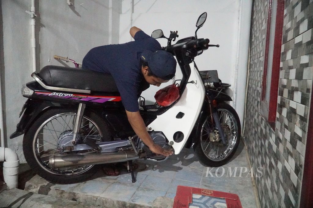 Muhammad Taufik Hidayah (33) mengecek rem belakang sepeda motornya di rumah kontrakannya di Jakarta Barat, Selasa (19/4/2022) sore. Pada masa libur Lebaran tahun ini, pria yang bekerja sebagai petugas kebersihan di sebuah perusahaan swasta di Jakarta itu akan mudik menggunakan sepeda motornya ke Pekalongan, Jawa Tengah.
