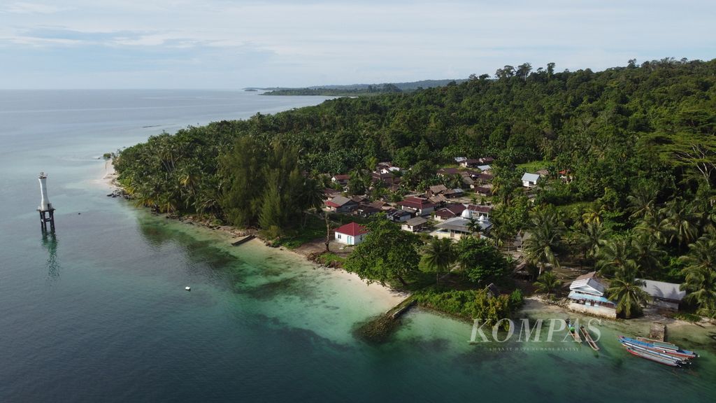 Foto udara permukiman di Dusun Sinaka, Desa Sinaka, Kecamatan Pagai Selatan, Kepulauan Mentawai, Sumatera Barat, Minggu (18/6/2023).