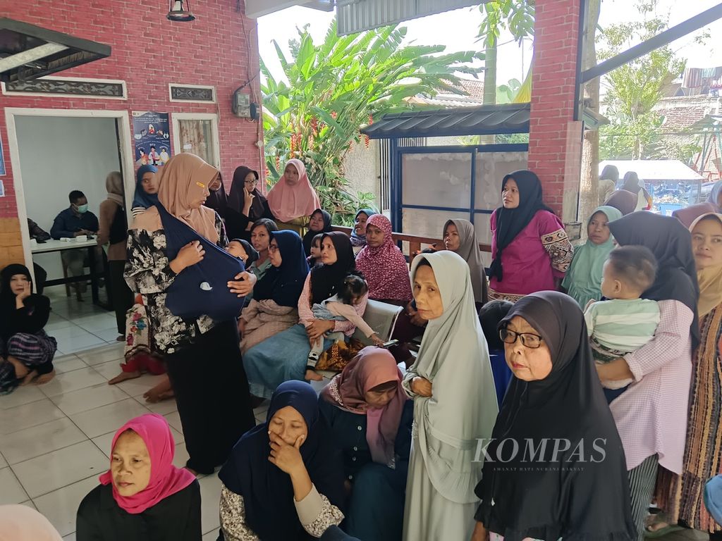 Warga mengantre untuk mendapatkan layanan kesehatan di Klinik Mitra Enviro, Desa Cihampelas, Kabupaten Bandung Barat, Jawa Barat, Sabtu (14/9/2024).