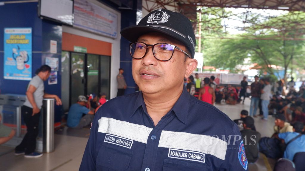 Manajer Cabang PT Dharma Lautan Utama Banjarmasin Anton Wahyudi di Banjarmasin, Kalimantan Selatan, Minggu (16/4/2023).