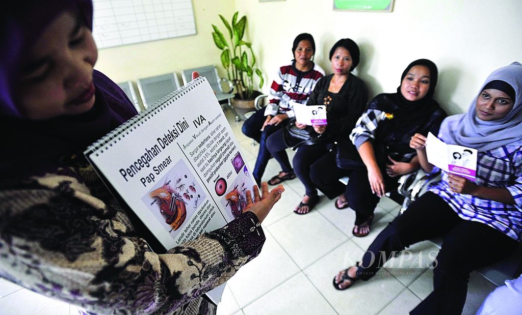 Tetty (kiri), kader penyuluh kesehatan Kelurahan Srengseng Sawah, melakukan simulasi penyuluhan pencegahan kanker serviks saat peluncuran program Bulan Cegah Kanker Serviks di Puskesmas Jagakarsa, Jakarta Selatan, Kamis (22/12). Program ini sekaligus sosialisasi penyediaan layanan gratis deteksi dini kanker serviks dengan metode inspeksi visual asam asetat di 34 puskesmas, klinik, dan rumah sakit di seluruh Jakarta.