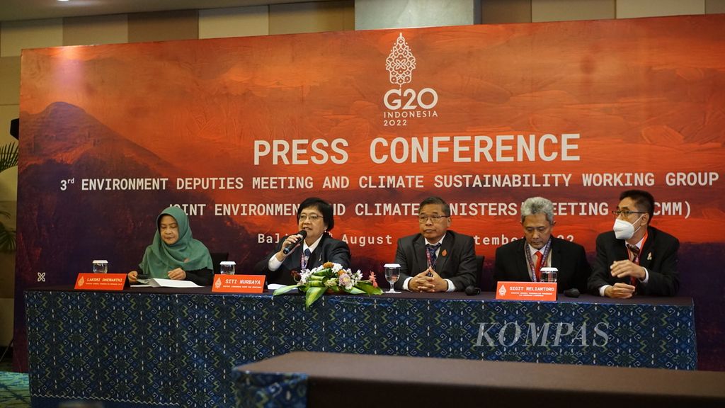 Menteri Lingkungan Hidup dan Kehutanan Siti Nurbaya Bakar (kedua dari kiri) memberikan keterangan dalam konferensi pers seusai kegiatan G20 Joint Environment and Climate Ministerial Meeting (JECMM) di Nusa Dua, Badung, Bali, Rabu (31/8/2022).