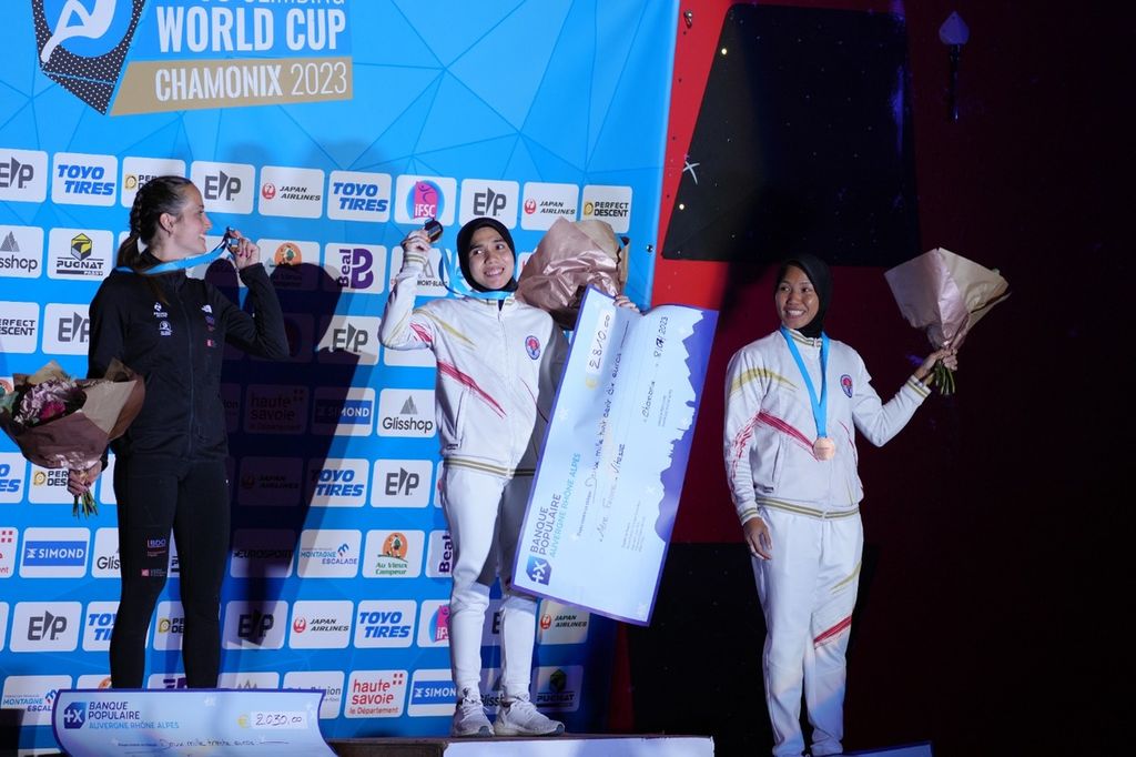 Pemanjat putri Indonesia Rajiah Sallsabillah (tengah) dan Nurul Iqamah (kanan) saat naik podium nomor speed putri Piala Dunia Panjat Tebing IFSC 2023 seri Chamonix, Perancis, Minggu (9/7/2023). Rajiah meraih emas usai menaklukkan pemanjat Perancis Victoire Andrier. Sementera itu, Nurul meraih perunggu. 