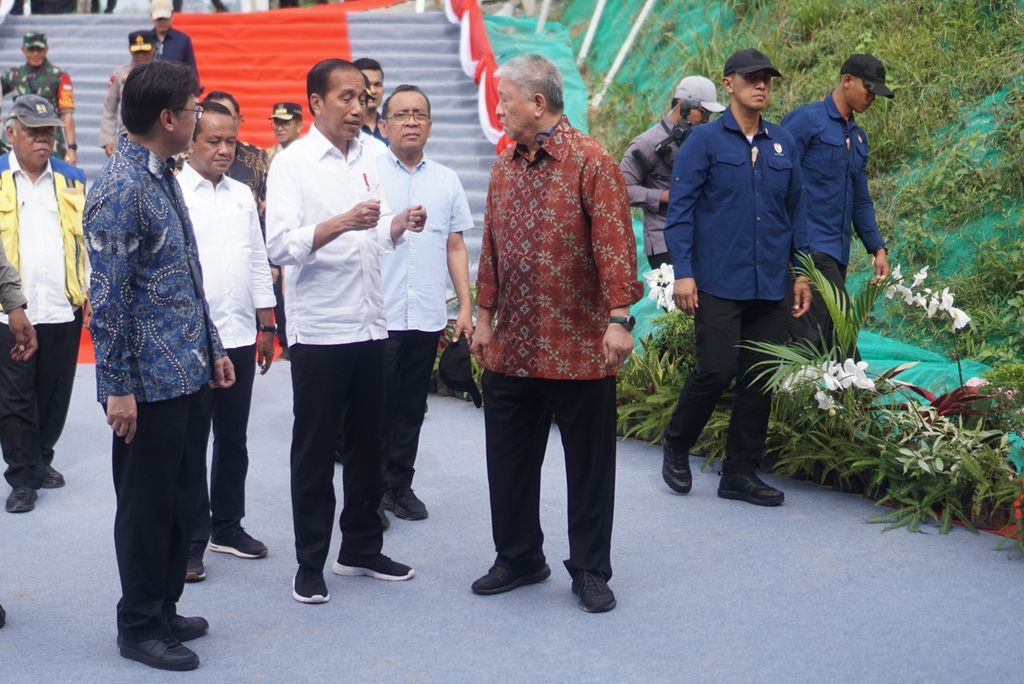 Presiden Joko Widodo berbincang dengan Sugianto Kusuma atau Aguan, pemilik Agung Sedayu Group, sebelum peletakan batu pertama Astra Biz Center dan National Botanical Garden di IKN, Selasa (4/6/2024),