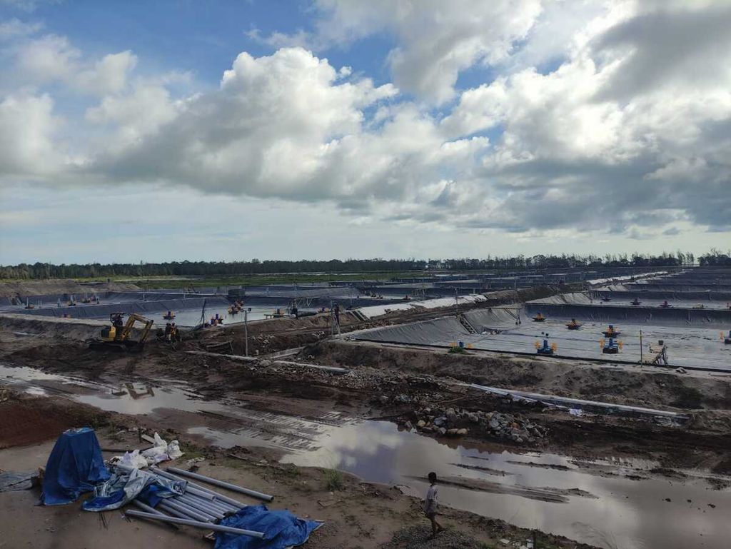 Pembangunan lumbung udang (<i>shrimp estate</i>) di Desa Sungai Raja, Kabupaten Sukamara, Kalimantan Tengah, Kamis (30/11/2023). <i>Shrimp estate</i> ini berisi 72 kolam dengan puluhan ton benur.