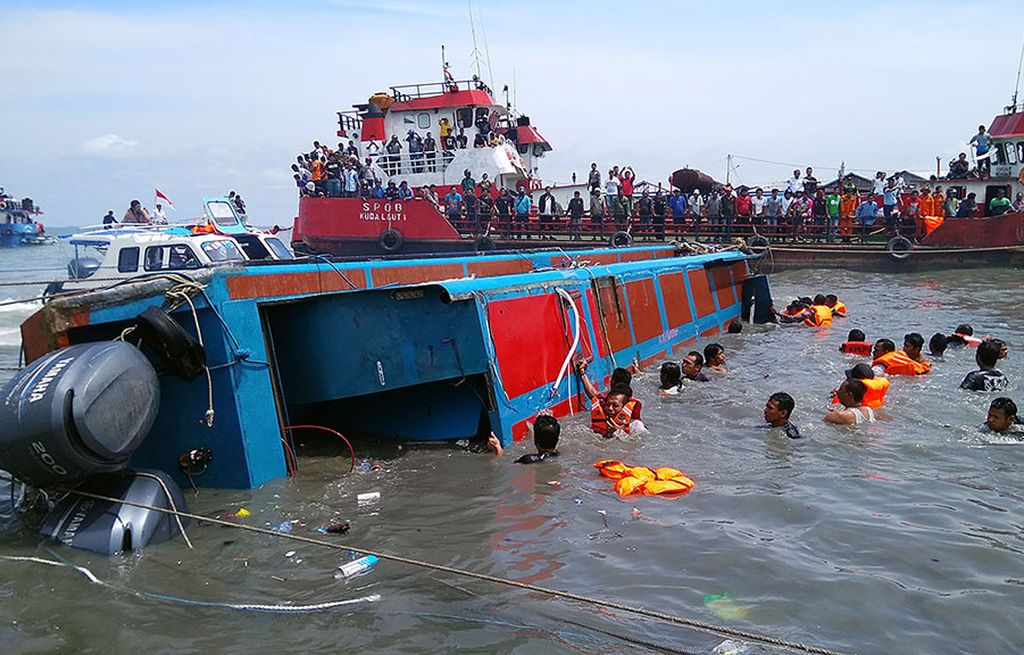 Anggota tim SAR  menolong penumpang kapal cepat yang terbalik di sekitar Pelabuhan Kota Tarakan, Kalimantan Utara, Selasa (25/7). Dalam peristiwa ini, 10 penumpang kapal tewas.