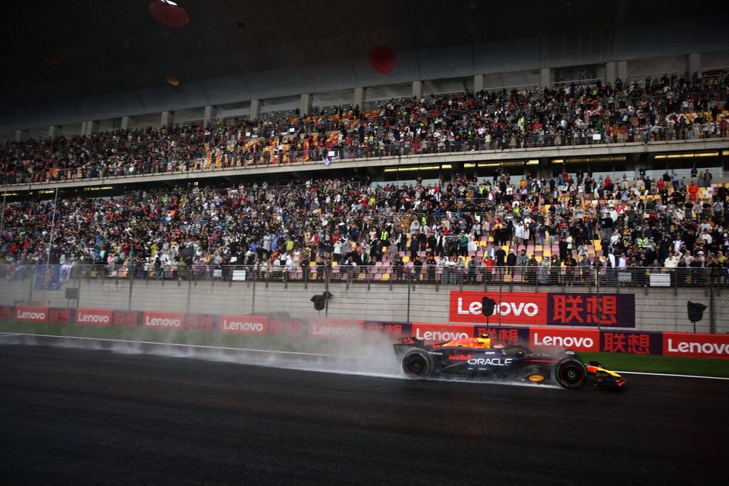 Pebalap Red Bull, Sergio Perez, memacu mobilnya di lintasan basah saat kualifikasi sprint balap Formula 1 seri China di Shanghai, Jumat (19/4/2024). 