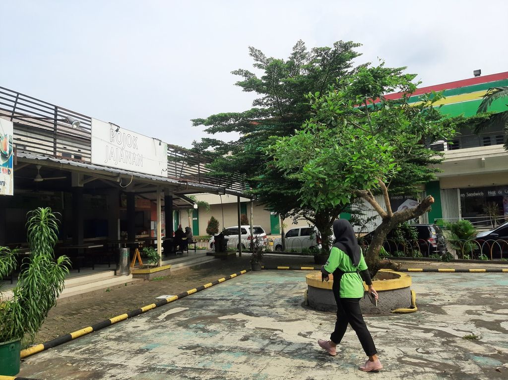 Suasana Pojok Jajanan di pusat perbelanjaan Tip Top, Ciputat, Tangerang Selatan, Kamis (23/3/2023).