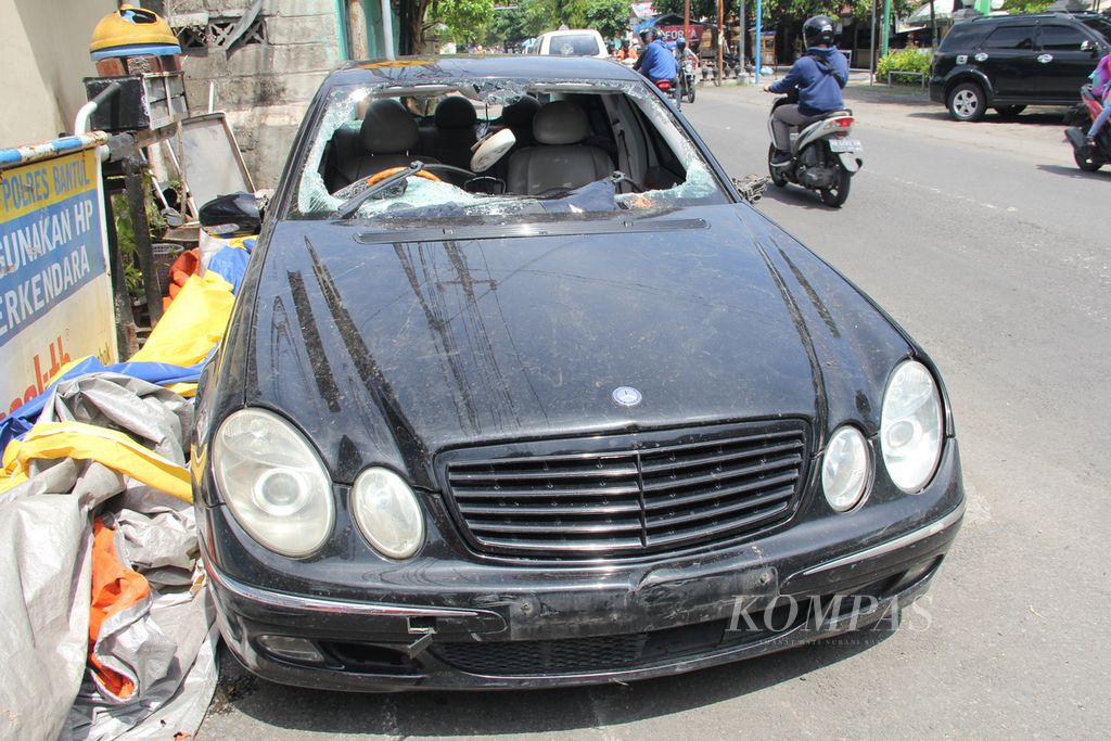 Mobil Mercedes-Benz yang dirusak oleh oleh sejumlah orang tampak terparkir di depan Markas Kepolisian Sektor Kasihan, Kabupaten Bantul, Daerah Istimewa Yogyakarta, Sabtu (29/1/2022). Peristiwa perusakan dan pengeroyokan pengemudi mobil itu terjadi di wilayah Kecamatan Kasihan, Kamis (27/1/2022). Dalam peristiwa yang viral di media sosial itu, pengemudi mobil sempat menyerempet beberapa sepeda motor dan diteriaki maling sehingga sejumlah orang terprovokasi melakukan pengeroyokan dan perusakan.