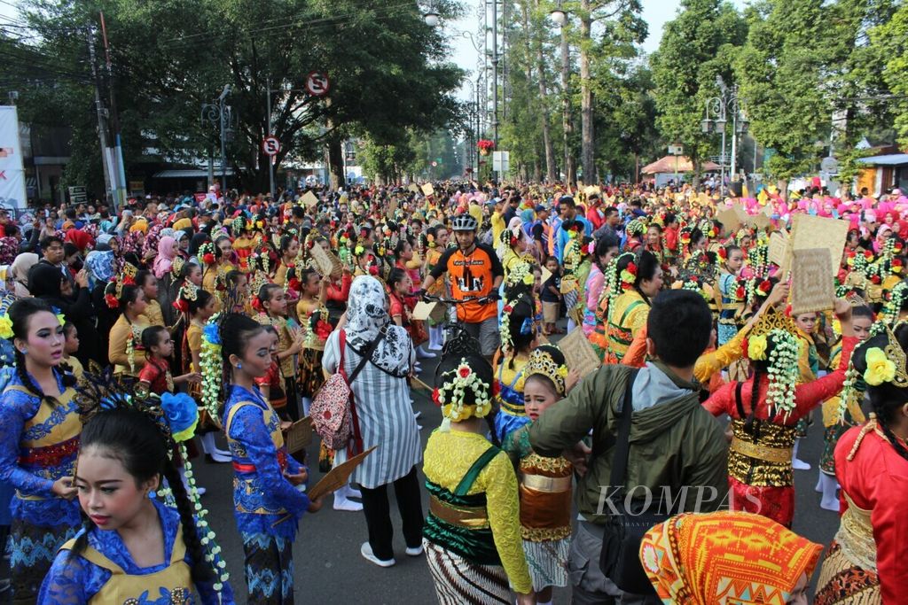 Sekitar 4.000 penari dari 16 kabupaten/kota di Jawa Barat menarikan Ronggeng Geber dalam memeriahkan Hari Tari Sedunia di Kota Bandung, Minggu (28/4/2019).