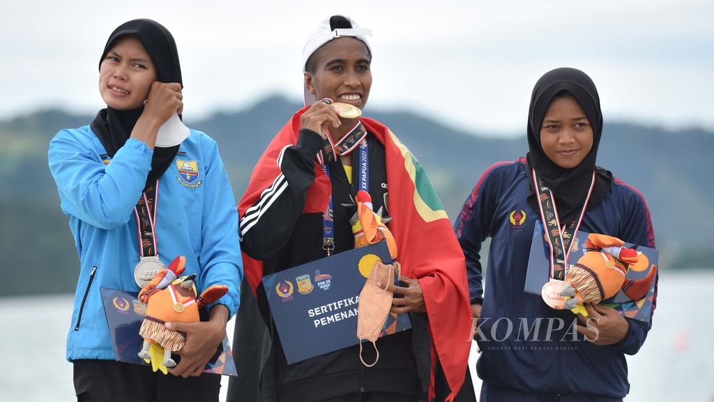 Pedayung Maluku, Chelsea Corputty (tengah) bersama atlet rowing Jambi, Mutiara Rahma Putri (kiri), dan atlet rowing Jabar, Anggi Widiarti (kanan), naik ke podium setelah menjuarai final nomor kelas ringan tunggal putri (LW1X) PON Papua 2021 di Teluk Youtefa, Kota Jayapura, Kamis (7/10/2021). 