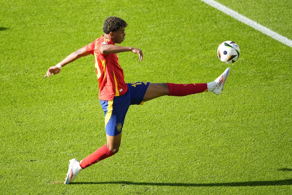 Pemain Spanyol, Lamine Yamal, mengontol bola pada laga Piala Eropa 2024 melawan Kroasia di Berlin, Jerman, Sabtu (15/6/2024). 