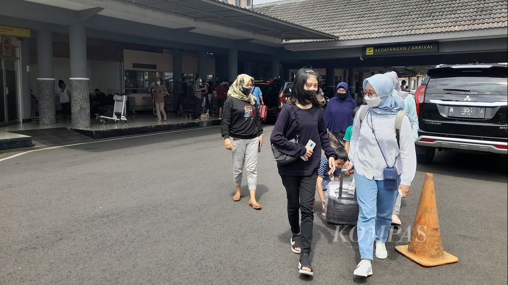 Penumpang dari Jakarta keluar dari Terminal Kedatangan Bandara Abdulrachman Saleh, Malang, Jawa Timur, Jumat (29/4/2022).