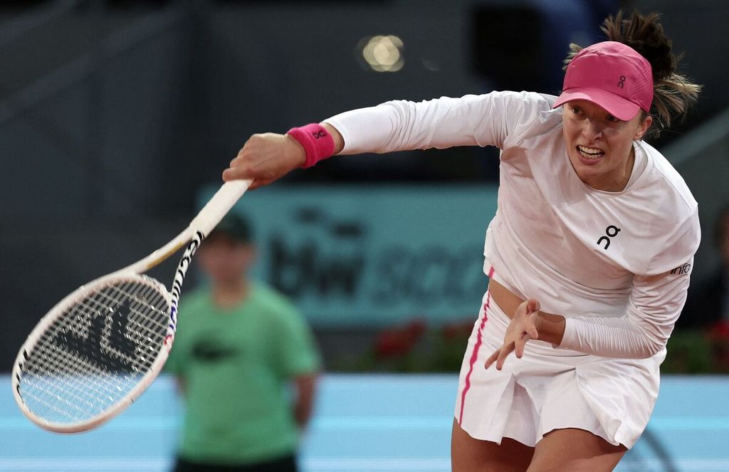 Iga Swiatek saat melawan Sorana Cirstea pada babak kedua turnamen WTA 1000 Madrid, Sabtu (27/4/2024). 