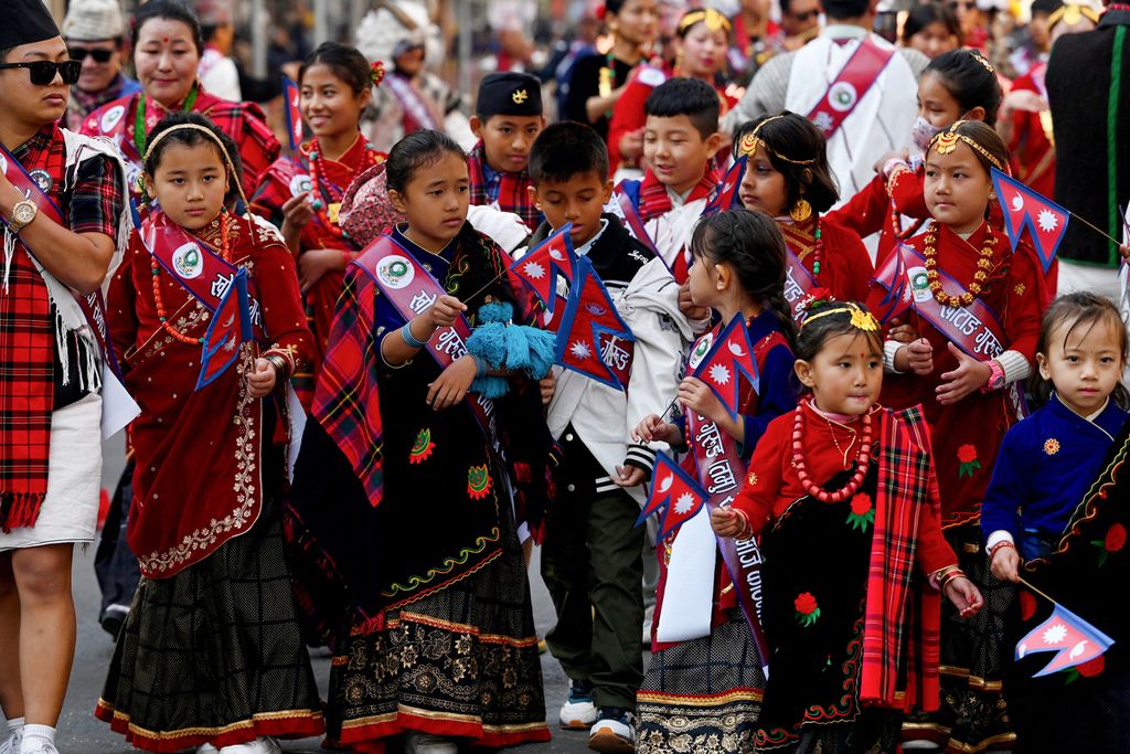 Anak-anak masyarakat adat Gurung yang mengenakan pakaian adat merayakan festival Tamu Lhosar yang menandai dimulainya tahun baru Gurung di Kathmandu, Minggu (31/12/2023).