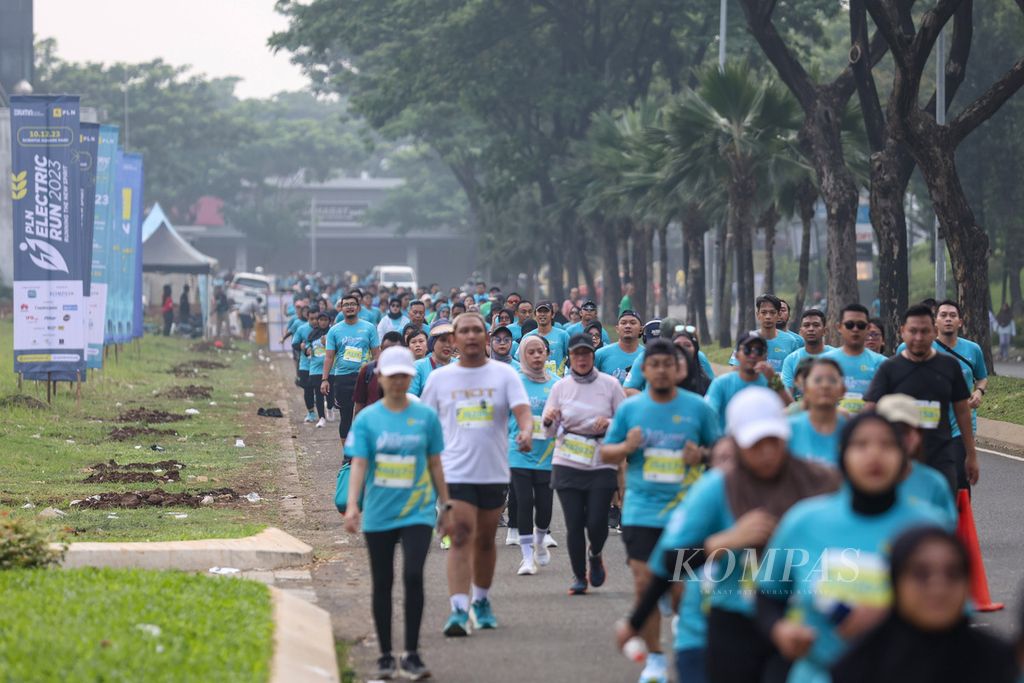 Para peserta PLN Electric Run 2023 di Gading Serpong, Kabupaten Tangerang, Provinsi Banten, Minggu (10/12/2023). Dalam ajang lari ini, peserta dibagi menjadi tiga nomor lomba, yakni <i>half marathon</i> (21 kilometer), 10 kilometer, dan 5 kilometer. 