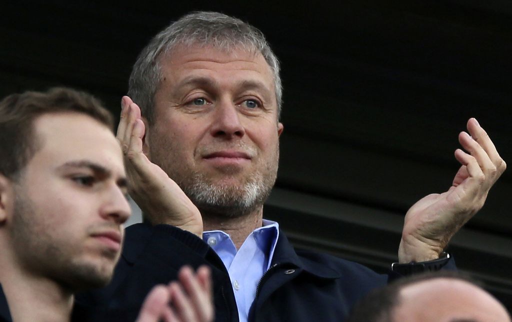 Pengusaha Rusia, yang juga pemilik klub sepak bola Chelsea, Roman Abramovich, memberi aplaus kepada para pemain klubnya setelah Chelsea melibat Arsenal 6-0 dalam pertandingan Liga Inggris di Stadion Stamford Bridge, London, Inggris, 22 Maret 2014. 