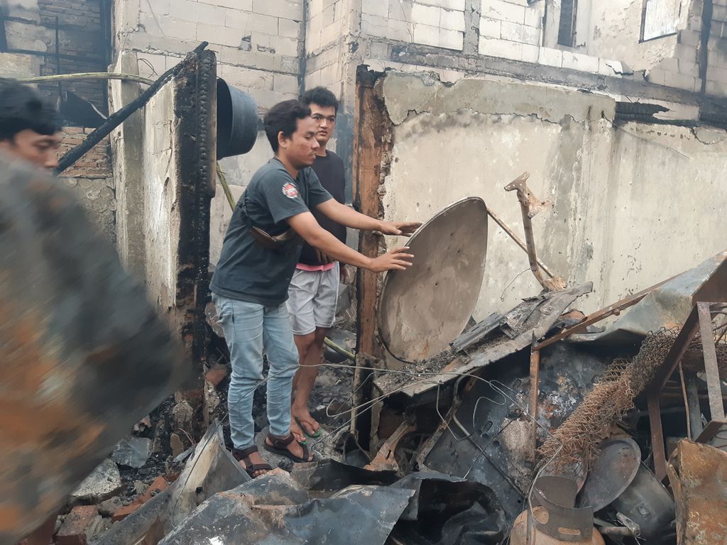 Warga mencari barang-barang yang mungkin masih bisa digunakan di antara puing-puing sisa kebakaran di Jalan Batu Ceper, Kelurahan Kebon Kelapa, Kecamatan Gambir, Jakarta Pusat, Minggu (24/4/2022) sore. 
