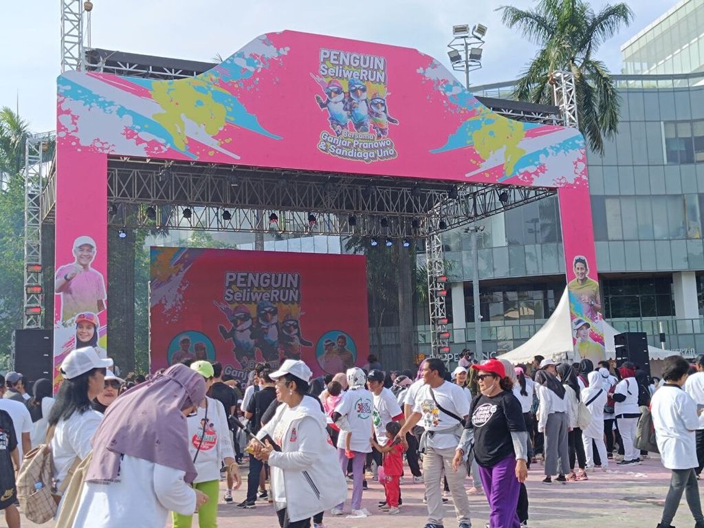 Para peserta lari acara bertajuk Penguin SeliweRUN berkumpul di area plaza Senayan Park, Jakarta, Minggu (14/1/2024). 