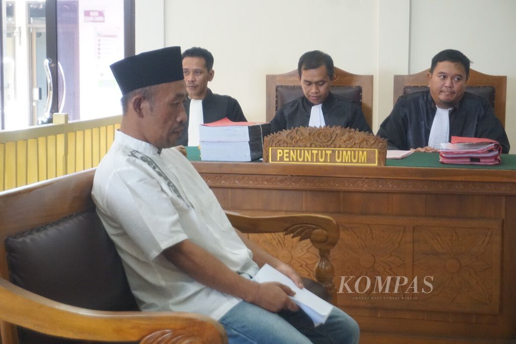 Terdakwa Slamet Tohari (46) bersiap mengikuti sidang perdana di Pengadilan Negeri Banjarnegara, Selasa (26/9/2023). Slamet didakwa kombinasi mulai dari pembunuhan berencana, uang palsu, penipuan, dan penggelapan.