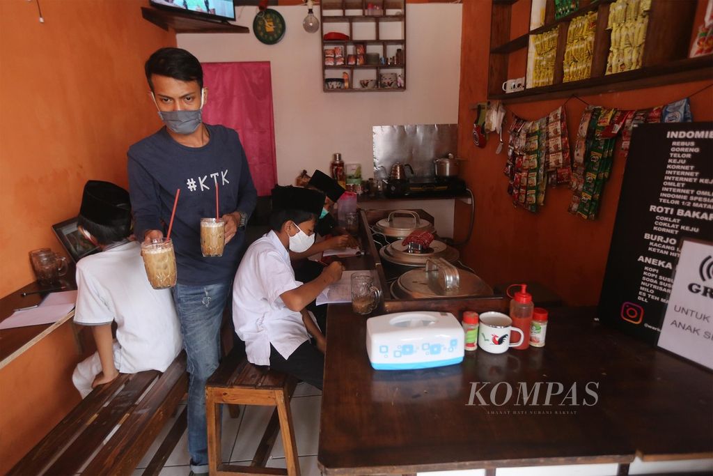 Sejumlah pelajar tingkat SD dan SMP belajar di antara pemilik warung yang sedang melayani pelanggannya di Warung Kopi Rizki, Pondok Aren, Tangerang Selatan, Banten, Kamis (30/7/2020). Mereka memanfaatkan warung kopi yang menyediakan jaringan nirkabel koneksi internet gratis untuk belajar. 