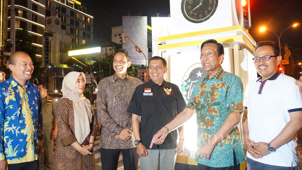 Wali Kota Yogyakarta Haryadi Suyuti (ketiga dari kanan), seusai peresmian trotoar dan boulevard di kawasan Kotabaru, Kota Yogyakarta, Jumat (21/12/2018).