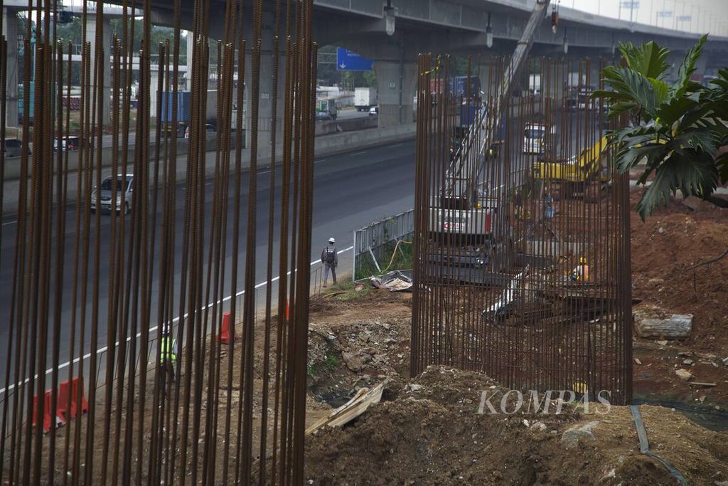 Proyek pembangunan Kereta Cepat Jakarta-Bandung di Kota Bekasi, Jawa Barat, Senin (27/1/2020). 