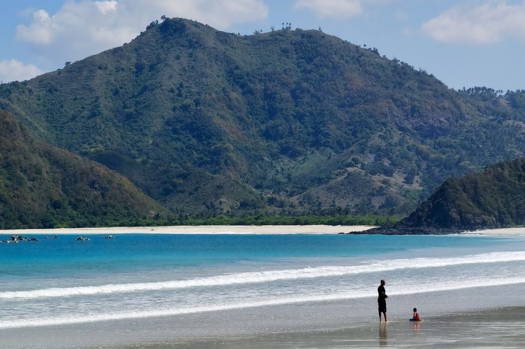 Wisatawan asing masih terlihat di Pantai Selong Belanak, Lombok Tengah, NTB, Senin (20/7/2021).