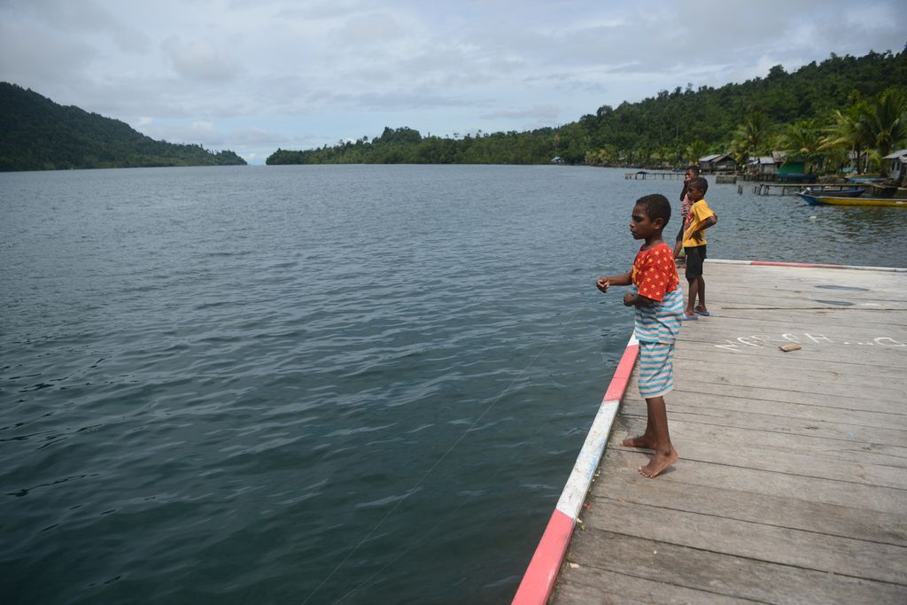 Anak-anak mencari ikan di Kampung Warsambin, Teluk Mayalibit, Raja Ampat, Papua Barat, Jumat (4/6/2021). Ikan yang tersedia melimpah membantu pemenuhan kebutuhan protein masyarakat setempat.