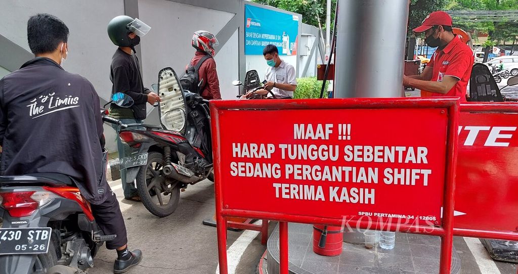Pengendara sepeda motor mengisi bahan bakar di salah satu SPBU Pertamina di Jakarta Selatan, Selasa (1/3/2022). Harga minyak mentah dunia kembali mengalami kenaikan diatas 100 dollar AS per barel di tengah konflik antara Rusia dan Ukraina.