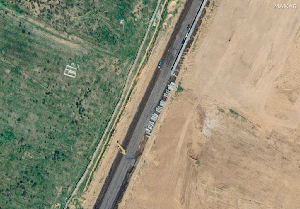 Gambar satelit yang diambil dan dirilis Maxar Technologies pada 15 Februari 2024 ini menunjukkan pembangunan tembok di sepanjang perbatasan Mesir-Jalur Gaza di Rafah, Mesir. 
