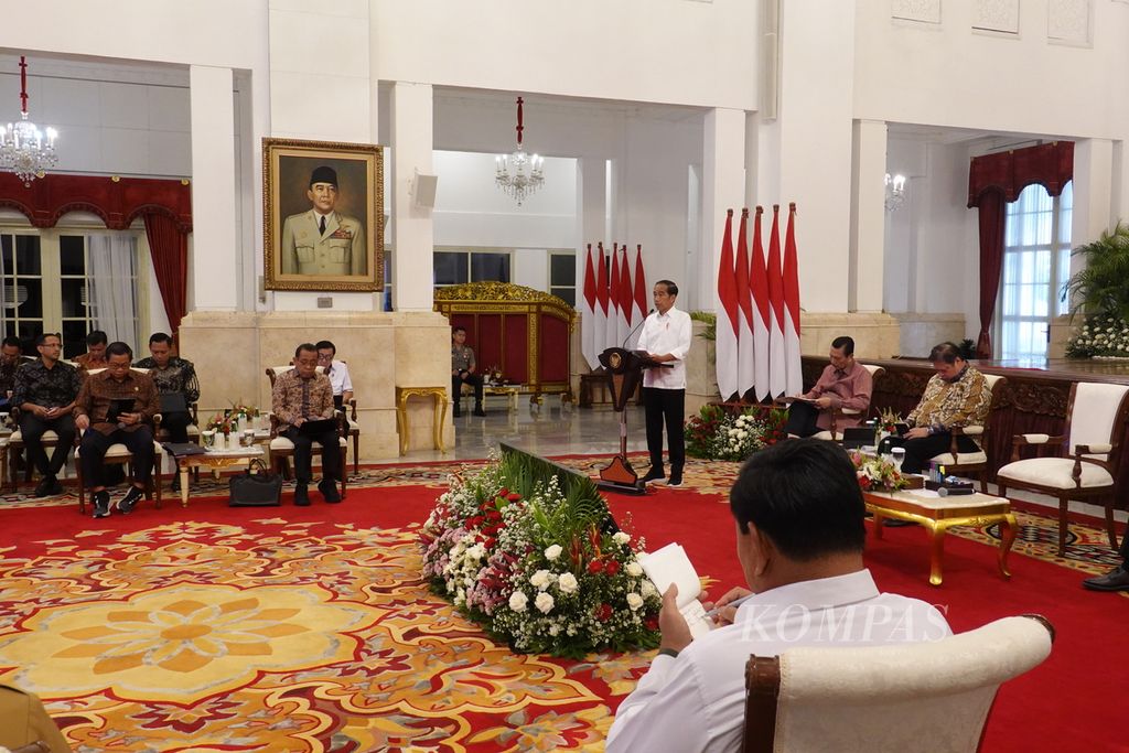 Menteri Pertahanan Prabowo Subianto yang juga merupakan calon presiden yang unggul di hitung cepat menyimak pidato Presiden Joko Widodo dalam Sidang Kabinet Paripurna bersama para jajarannya yang digelar di Istana Negara, Jakarta, Senin (26/2/2024).