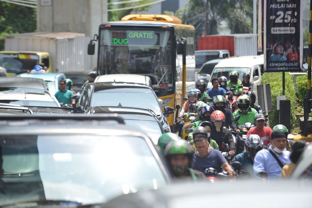 Kemacetan terjadi akibat adanya galian air di Jalan Ciledug Raya, Pesanggrahan, Jakarta Selatan, Jumat (14/10/2022). Selain dipicu proyek saluran air dan kabel optik, Jalan Ciledug Raya kerap macet karena banyaknya putaran balik yang terlalu berdekatan.