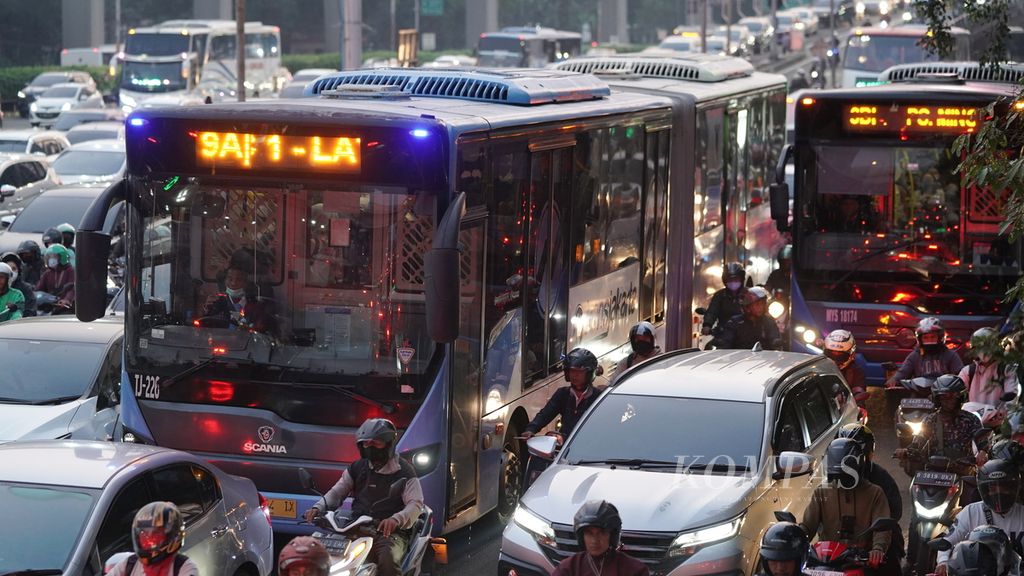 Bus Transjakarta tersendat di Jalan Gatot Subroto, Jakarta Selatan, Rabu (26/7/2023). Pada 2025, layanan jaringan bus Transjakarta milik Pemprov DKI ini diminta memenuhi target 4 juta penumpang per hari.