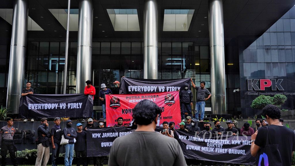Sejumlah massa yang tergabung dalam Komunitas Aktivis Muda Indonesia menggelar aksi di depan Komisi Pemberantasan Korupsi, Jakarta, menuntut pencopotan Ketua KPK Firli Bahuri, Selasa (11/4/2023). 