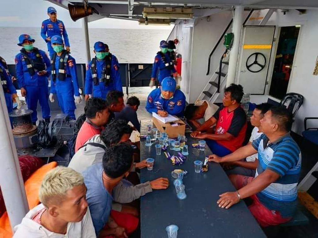 Petugas kepolisian mendata 10 korban selamat kapal LCT Bora V di perairan Tagulandang, Sulawesi Utara, Senin (22/1/2024). 