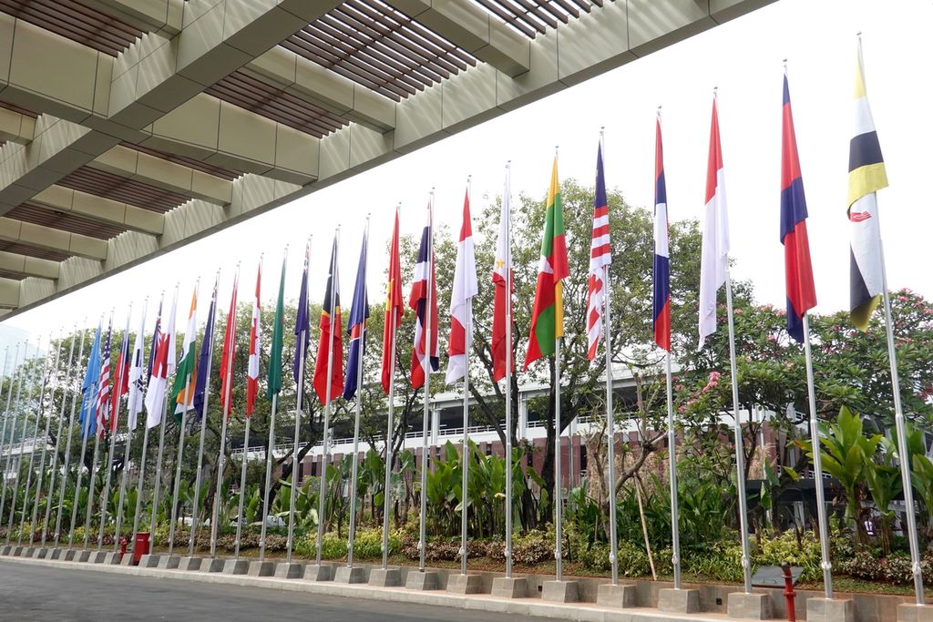 Bendera negara-negara yang tergabung di ASEAN menghiasi penyelenggaraan Konferensi Tingkat Tinggi (KTT) Ke-43 ASEAN. Presiden Joko Widodo meninjau kesiapan jelang KTT ASEAN pada Jumat (1/9/2023). KTT akan diselenggarakan di Jakarta Convention Center (JCC), Jakarta pada tanggal 5-7 September mendatang.
