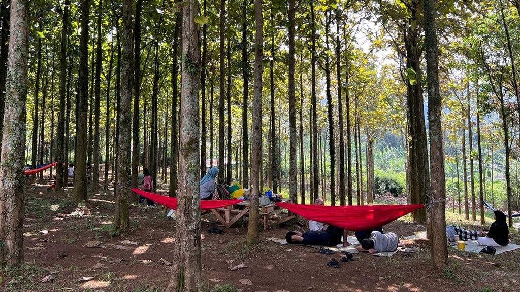 Wisatawan lokal tengah bersantai di Bukit Batu Kemun, Gunung Pancar, Sentul, Bogor, Jawa Barat, Senin (24/4/2023).