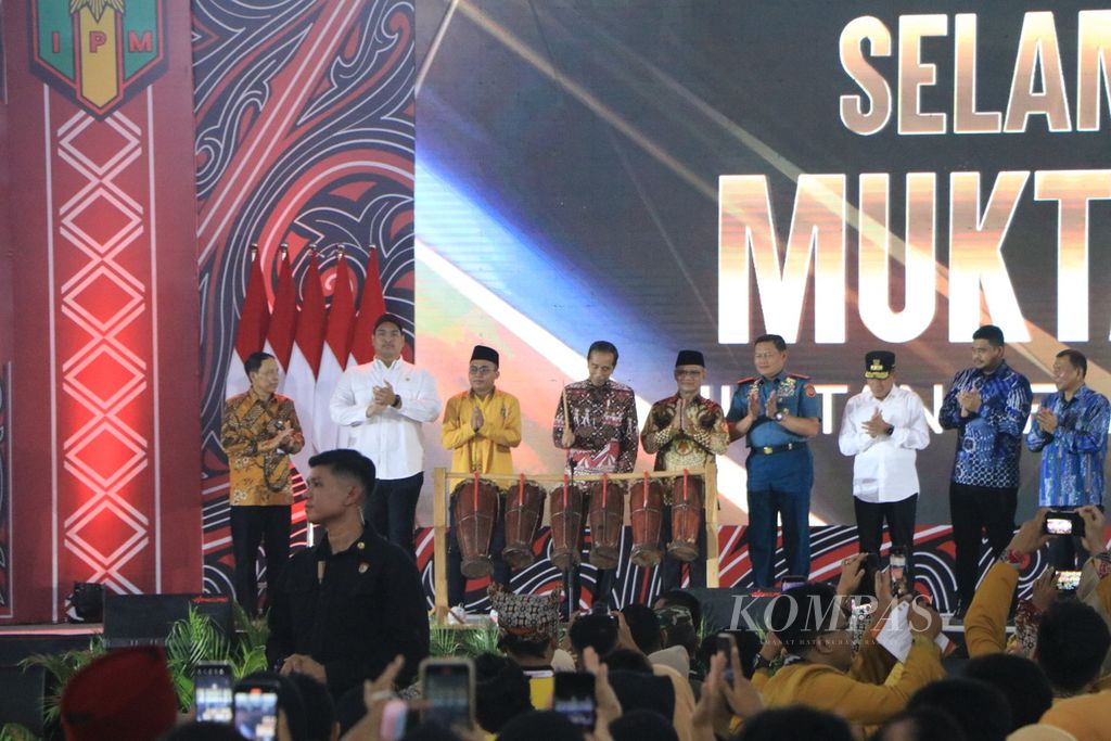 Presiden Joko Widodo (tengah) membuka Muktamar XXIII IPM di Gedung Serbaguna Sumatera Utara, Medan, Sabtu (19/8/2023). Presiden menyebut anak muda generasi <i>digital native</i> merupakan generasi unggul Indonesia.