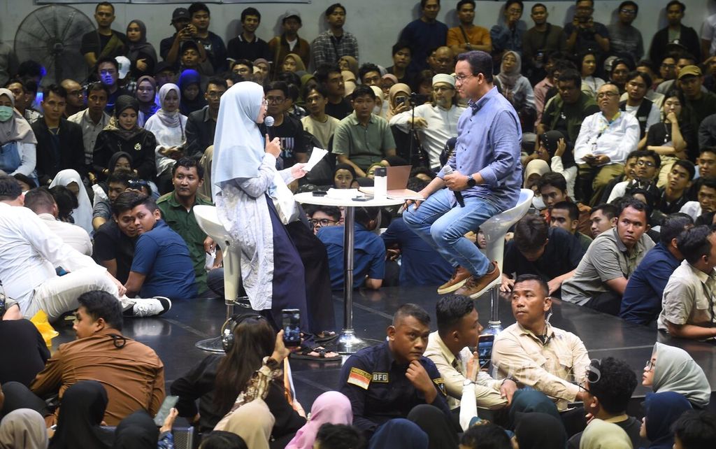 Peserta bertanya langsung kepada calon presiden nomor urut 1, Anies Baswedan, di acara Desak Anies Chapter Finale di DBL Arena, Surabaya, Jatim, Jumat (9/2/2024).  
