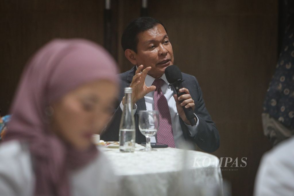 Chief Executive Officer Citi Indonesia Batara Sianturi berbicara dalam diskusi Kompas Collaboration Forum di Gedung Kompas Gramedia, Jakarta, Jumat (7/7/2023). 
