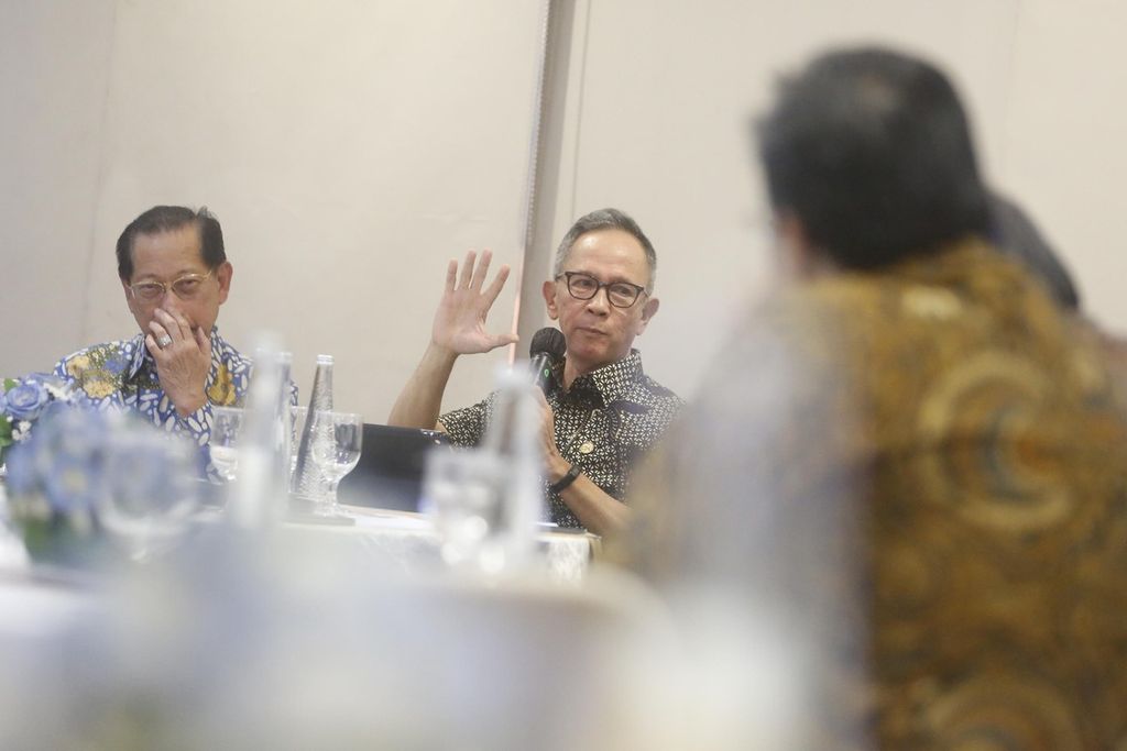 Chairman of the OJK Board of Commissioners Mahendra Siregar (center) is a speaker with BCA President Director Jahja Setiaatmadja (left) at the Kompas Collaboration Forum at Kompas Gramedia Building, Jakarta, Friday (14/4/2023). The discussion was themed Behind the Collapse of Silicon Valley Bank.