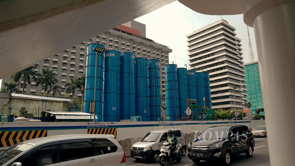 Kendaraan melintas di samping proyek pembangunan Moda Raya Terpadu (MRT) Jakarta fase 2a paket kontrak (CP) 201 di Jalan Thamrin, Jakarta Pusat, Rabu (5/5/2021).
