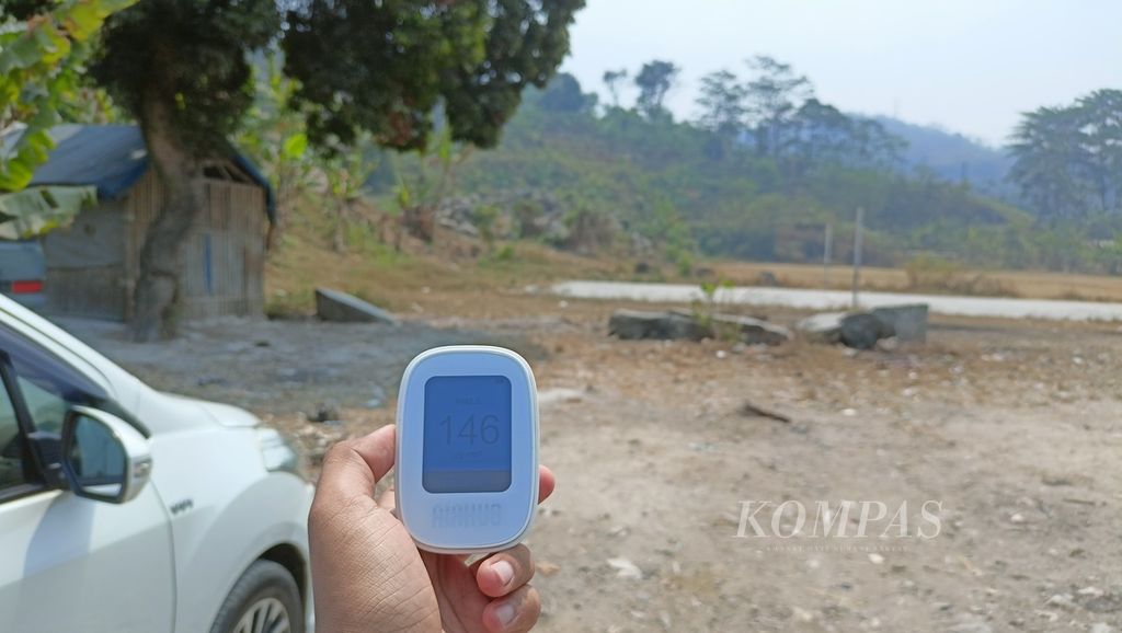 Kualitas udara di luar ruang di salah satu lokasi di Desa Ciburuy, Kecamatan Padalarang, Bandung Barat. Pengukuran dilakukan <i>Kompas </i>pada Kamis (10/08/2023).