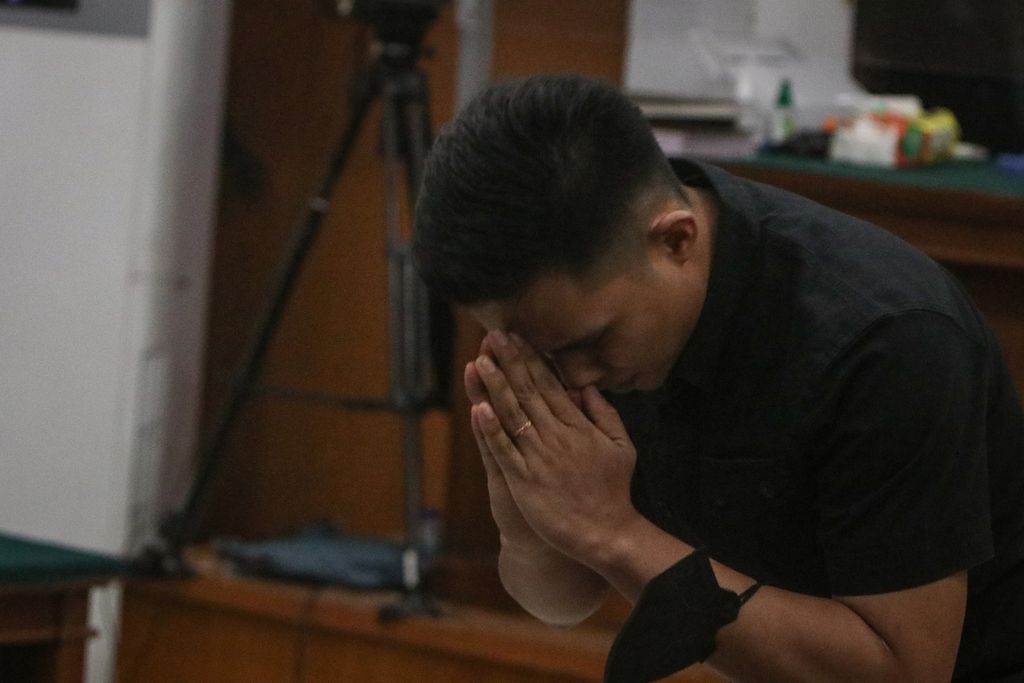Terdakwa Richard Eliezer memberikan salam kepada para pendukungnya di Pengadilan Negeri Jakarta Selatan, Rabu (25/1/2023). Pada sidang ini, terdakwa Richard Eliezer dan tim kuasa hukumnya membacakan nota pembelaan atau pleidoi setelah dituntut pidana penjara 12 tahun oleh jaksa penuntut umum. 