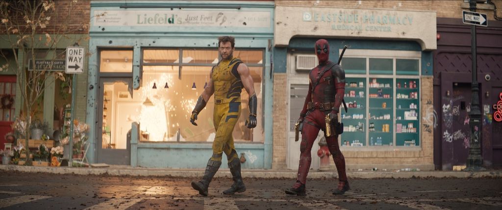 Ilustrasi film <i>Deadpool &amp; Wolverine </i>(2024). Hugh Jackman sebagai  Wolverine/Logan dan  Ryan Reynolds sebagai Deadpool/Wade Wilson. 