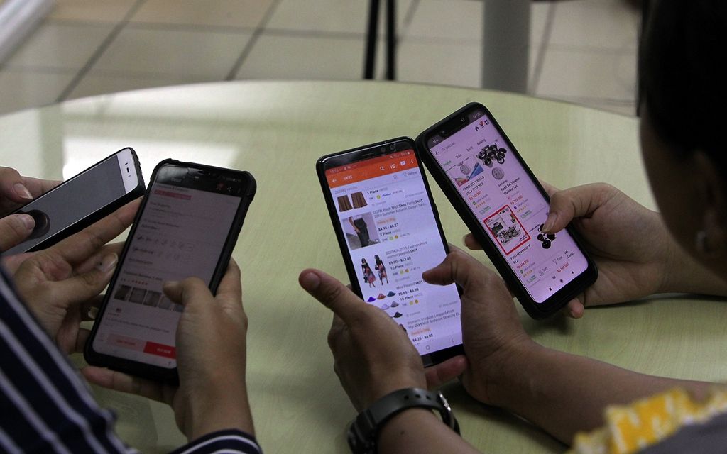 Warga dengan menggunakan gawai dapat memilih barang-barang belanjaan yang dijual secara daring di Jakarta, Senin (9/12/2019)